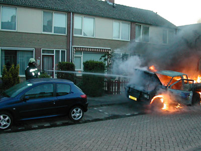 De brandweer blust de auto (Foto: Gijs van Hest)