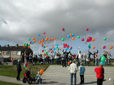 Met een grauwe lucht gaan de 200 kleurrijke ballonnen het avontuur tegemoet...