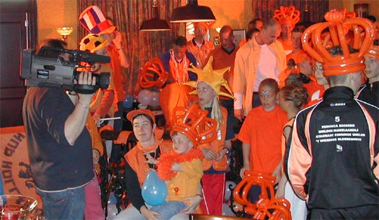 Veel oranje tijdens de opname van de EK-song 2004