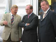  Burgermeester van Wieringen Dhr J. Baas (uiterst rechts) heeft er lol in... 