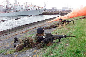 Mariniers in actie tijdens een landingsdemonstratie.