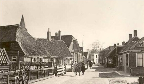 Nieuwstraat Hippolytushoef met oude boerderij op grond Piet de Haan - Klik op de foto voor een grotere versie en meer informatie...
