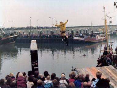 Foto van het weekend, Duke Wille, de stuntman die over de haven sprong