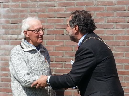 Lintjesregen trekt over Wieringen heen,  bijna dus.... Henk Heijerman krijgt lintje thuis - Afbeelding 4