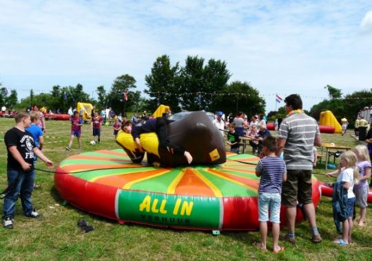 Waterspelletjes op kindermiddag Dorpsfeest