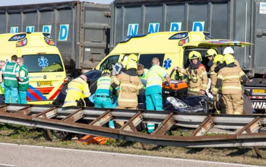 Vrachtauto rijdt in op file Afsluitdijk, twee gewonden