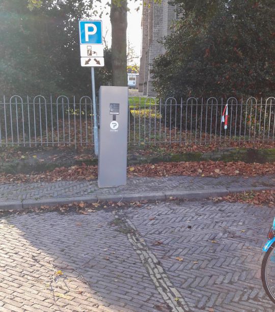 Oplaadpaal met gratis stroom voor elektrische auto's op Kerkplein geplaatst