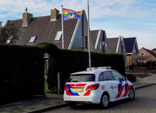 Vlag gestolen, wijkagent biedt spontaan een nieuwe aan
