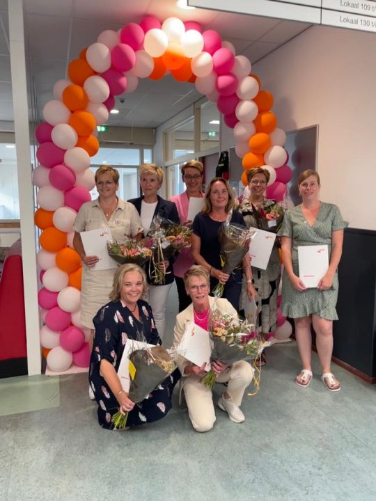 Medewerkers van Hof van Wieringen en Ulkediep voltooien succesvol de opleiding Helpende