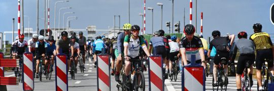 Veertienduizend fietsers en wandelaars trotseren weer en wind op Afsluitdijk