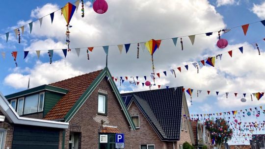 Versier de straten in Den Oever en win een buurt BBQ