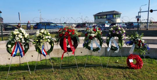 Scholieren op Kornwerderzand voor berging Lancaster