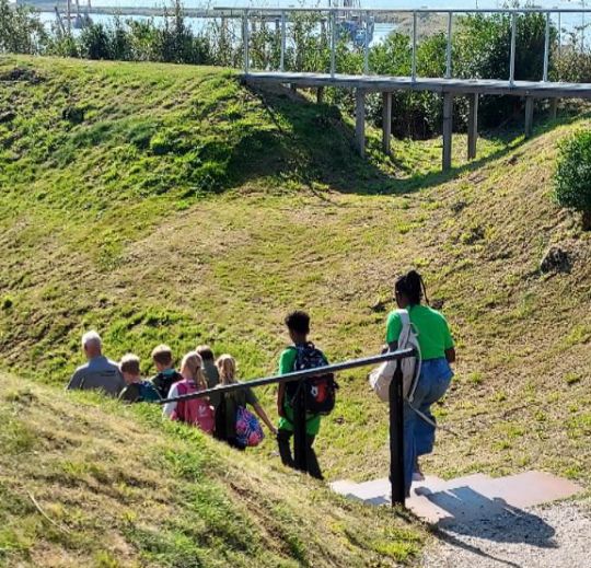 Scholieren op Kornwerderzand voor berging Lancaster - Afbeelding 3