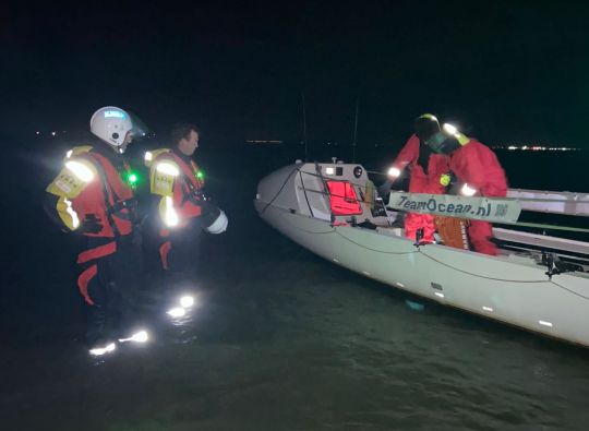 Redders van KNRM Den Oever redden opvarenden van oceaan roeiboot “Ambrosia”