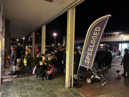 500 kinderen te keuvelen bij speelgoedwinkel Marcel Duyzer in de Marsdiepstraat