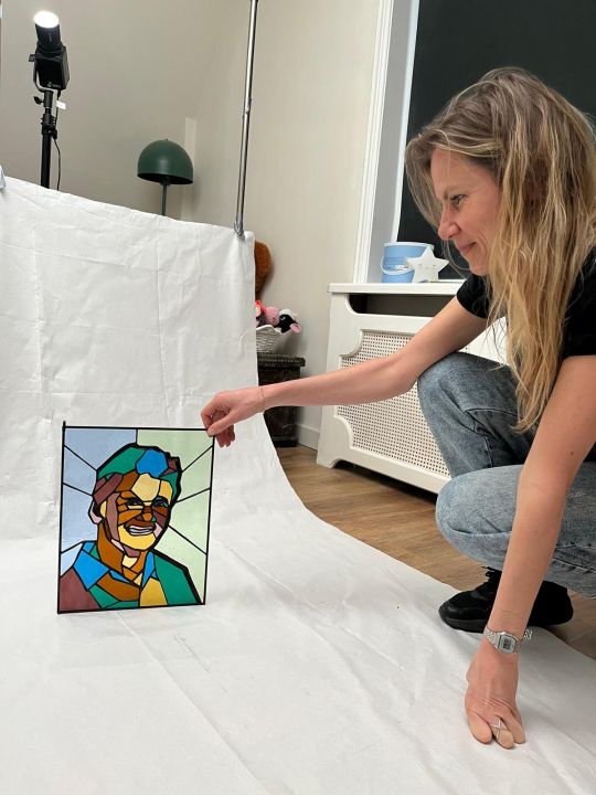 Uniek Glas-in-Lood Portret van bekende Wieringer ingediend voor Prestigieuze Portretwedstrijd