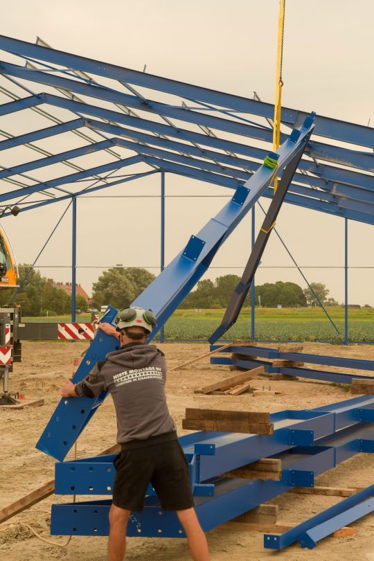 Niste Montage monteerde staalwerkconstructie voor nieuwe bedrijfshal Heijblok - Afbeelding 2