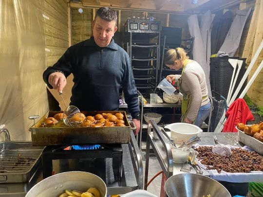 Bewoners Ulkediep en Hof van Wieringen getrakteerd op oliebollen