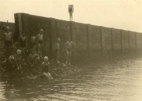 1957 - Klik op de foto voor een grotere versie en meer informatie...