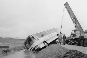 Bus in de sloot - Klik op de foto voor een grotere versie en meer informatie...