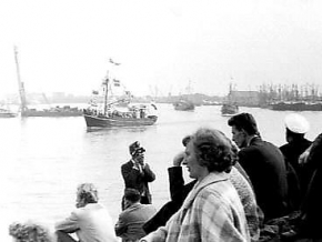 Vlaggetjesdag 1961, de vloot vaart uit - Klik op de foto voor een grotere versie en meer informatie...