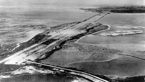 Aanleg korte afsluitdijk rond 1924 - Klik op de foto voor een grotere versie en meer informatie...