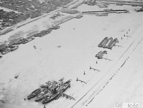 Winter 1979 in de haven - Klik op de foto voor een grotere versie en meer informatie...